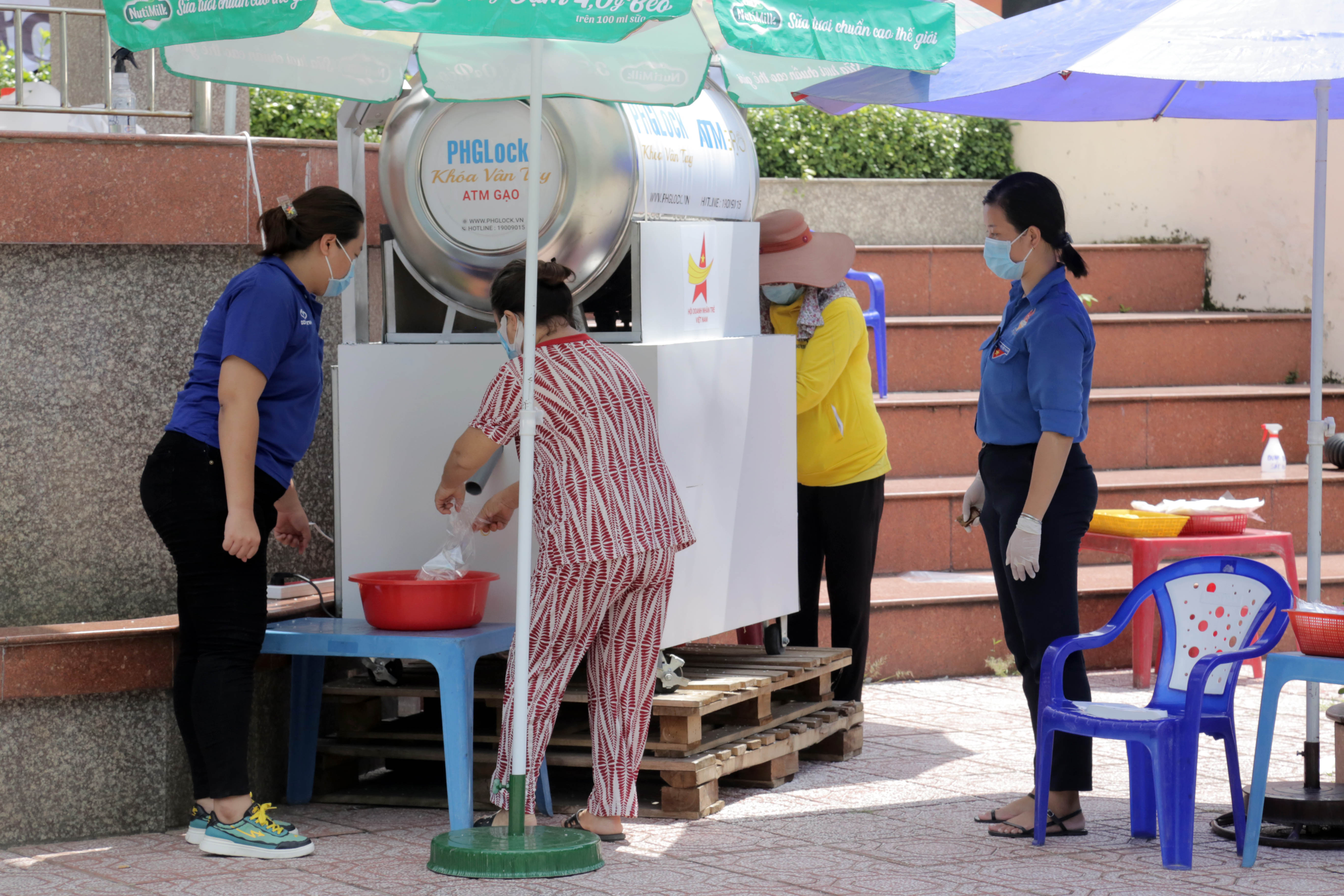 Sáng 5/6, tại Trung tâm Huấn luyện Quân sự quận Tân Phú, số 2 Đỗ Thừa Tự, (quận Tân Phú) máy “ATM gạo” được đưa vào hoạt động.