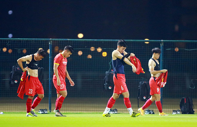 Ngay sau khi có mặt trên sân tập ở thành phố Dubai tối ngày 4/6, các tuyển thủ Việt Nam được yêu cầu nhanh chóng mặc áo có gắn thiết bị GPS theo dõi các chỉ số về sức khoẻ&nbsp;để ra sân tập luyện, do thầy trò HLV Park Hang Seo đến sân muộn 15 phút so với thời gian dự kiến.