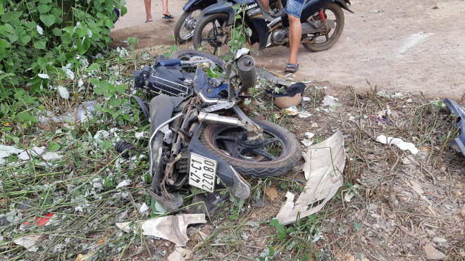 Chiếc xe máy bị xe tải mất thắng tông