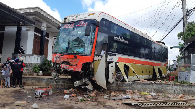 Chiếc xe khách bị xe tải tông rồi lao vào bên đường