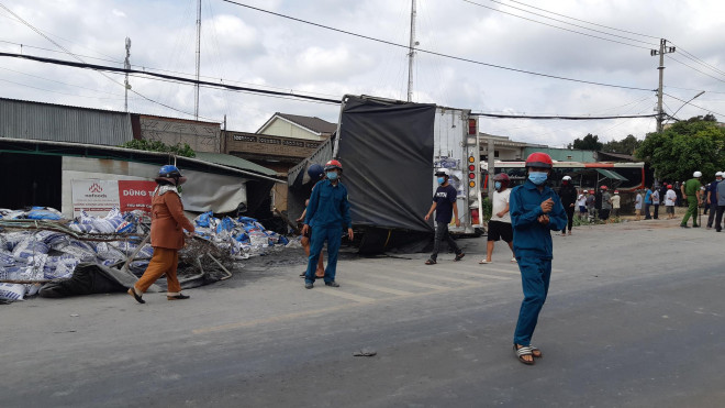 Chiếc xe tải chở đầy phân bón mất thắng