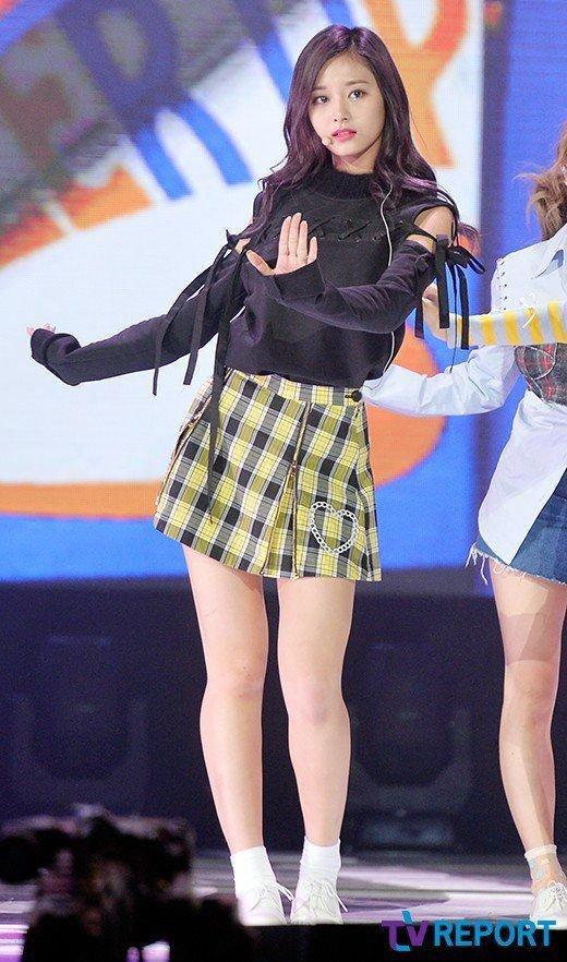 Vì sao trên sân khấu lẫn ngoài đời, idol K-Pop đều mặc theo công thức “kín trên hở dưới”? - 6