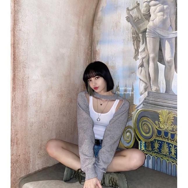 Vì sao trên sân khấu lẫn ngoài đời, idol K-Pop đều mặc theo công thức “kín trên hở dưới”? - 10