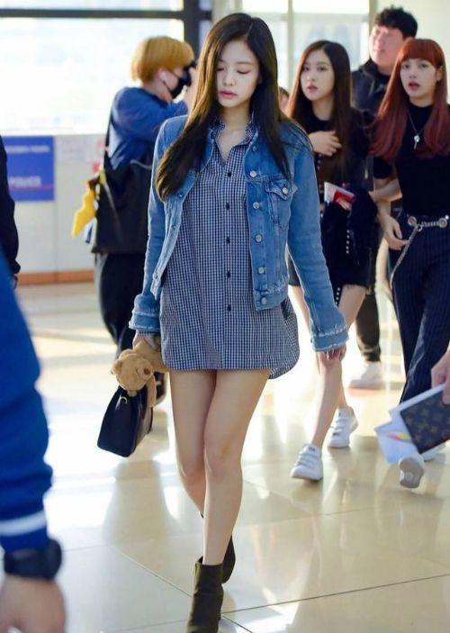 Vì sao trên sân khấu lẫn ngoài đời, idol K-Pop đều mặc theo công thức “kín trên hở dưới”? - 9