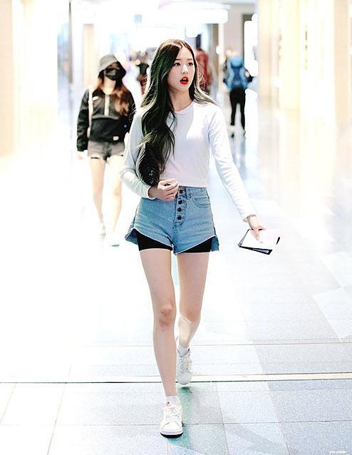 Vì sao trên sân khấu lẫn ngoài đời, idol K-Pop đều mặc theo công thức “kín trên hở dưới”? - 8