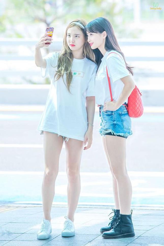 Vì sao trên sân khấu lẫn ngoài đời, idol K-Pop đều mặc theo công thức “kín trên hở dưới”? - 12