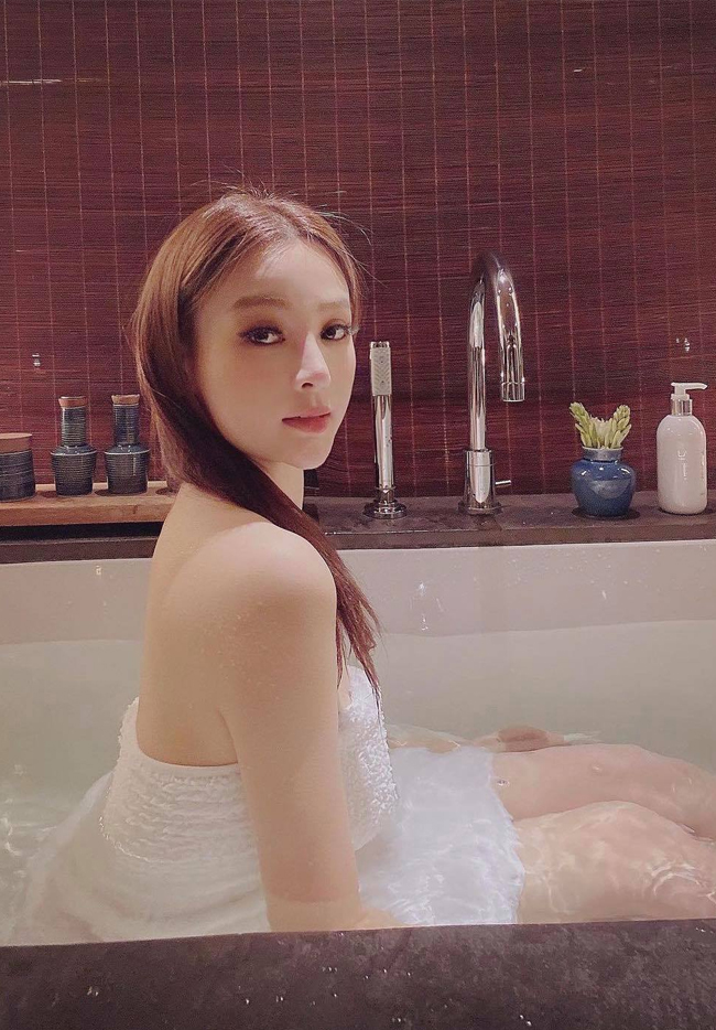 Trên trang cá nhân, rất nhiều cư dân mạng dành lời khen ngợi cho sắc vóc của bà mẹ 2 con:&nbsp;&#34;Mê chị thật sự luôn ý. Ngày nào cũng đợi chị đăng hình để ngắm ý&#34;, &#34;Đẹp ngất ngây em yêu&#34;, &#34;Trẻ măng&#34;, &#34;Xinh ngất ngây quá đi chị ơi&#34;


