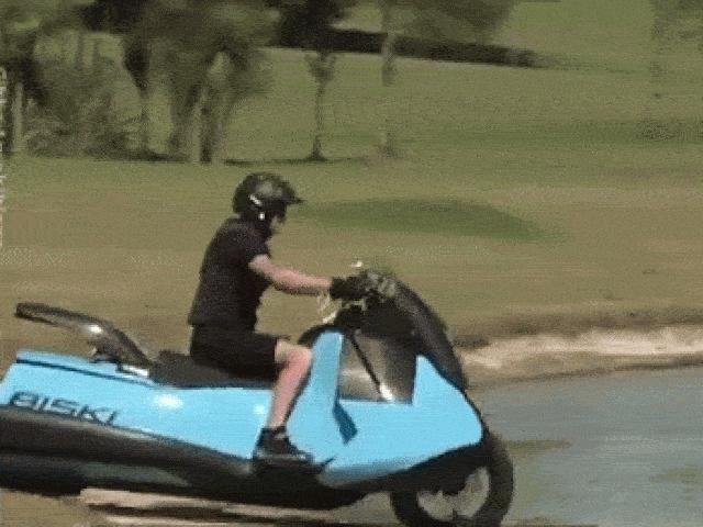 Xe máy - Xe đạp - Video: Độc đáo mô tô “lưỡng cư” chạy đất, bơi sông cực đỉnh