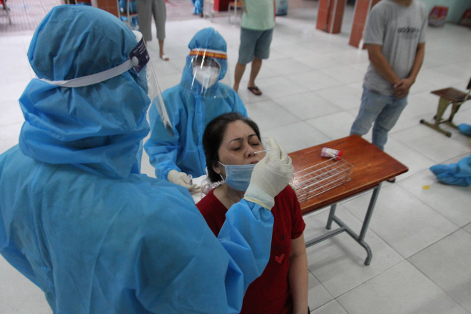 Nhân viên y tế lấy mẫu xét nghiệm cho người dân tại quận Gò Vấp, TP HCM. (Ảnh: HUẾ XUÂN)
