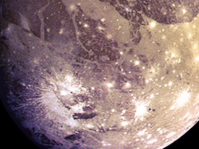 Công nghệ thông tin - Đêm nay, tàu NASA áp sát "mặt trăng màu tím" có 2 đặc điểm y hệt Trái Đất