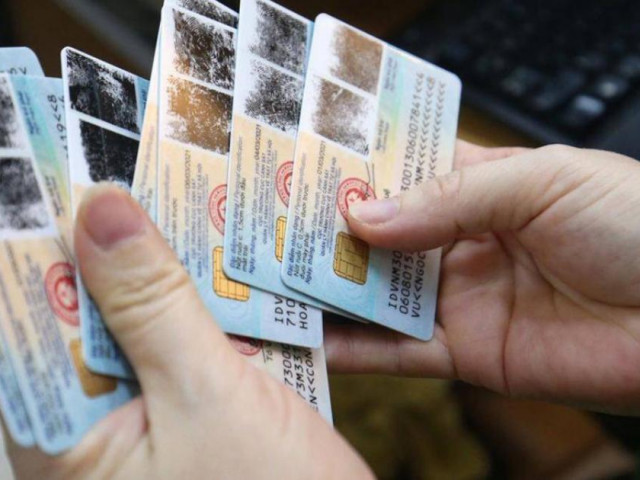 Tin tức trong ngày - Tranh cãi cầm cố chứng minh thư bị phạt nặng