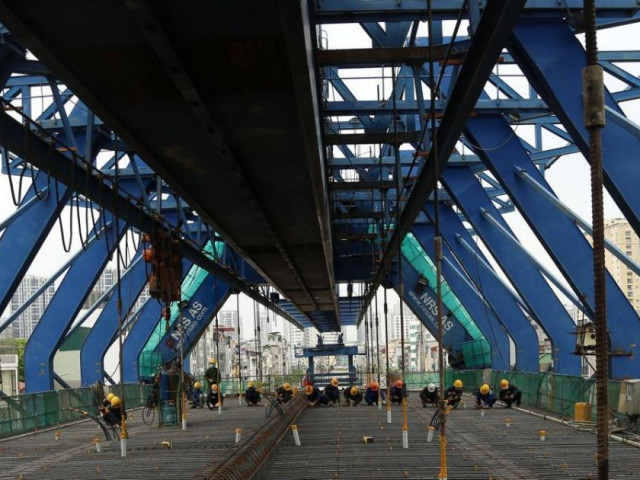 Tin tức trong ngày - Chùm ảnh: Tăng tốc làm đường Vành đai 2 trên cao trong "bão" Covid-19