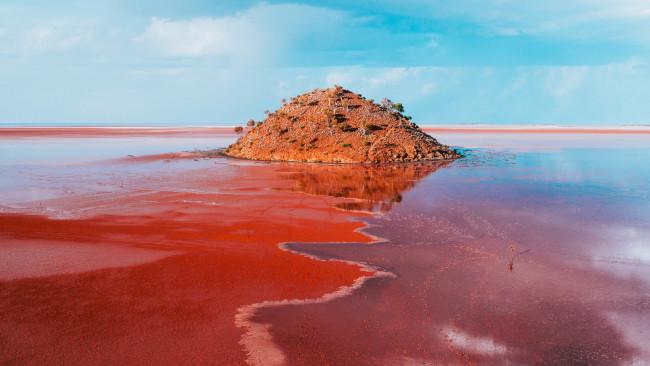 Hồ Ballard, Goldfields - Tây Úc: Hồ Ballard là nơi có màu nước đỏ thẫm như máu do bùn đỏ tạo nên, cùng với rất nhiều các 'tác phẩm điêu khắc' ấn tượng của thiên nhiên, nên mặc dù nằm ở vùng hẻo lánh vẫn rất đông du khách.
