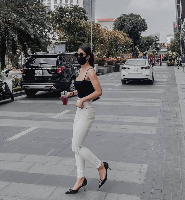 Không chỉ thế, cô còn ghi điểm bởi cách kết hợp phụ kiện tối giản, tạo nên một tổng thể hài hòa, thanh lịch.
