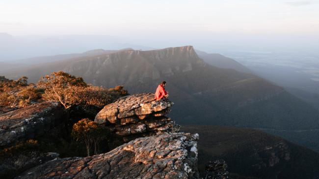 The Grampians, Gariwerd - Victoria: Với tầm nhìn tuyệt đẹp, những con đường đi bộ hoành tráng và một loạt tác phẩm nghệ thuật trên đá rất ấn tượng của thổ dân, một chuyến tham quan ở đây sẽ làm hài lòng bạn.&nbsp;
