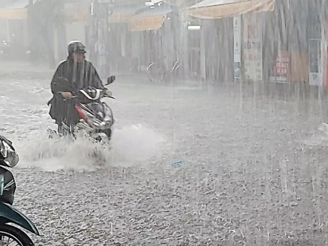 Tin tức trong ngày - Miền Bắc hứng đợt mưa dông mới, miền Trung có nơi nắng nóng trên 38 độ C