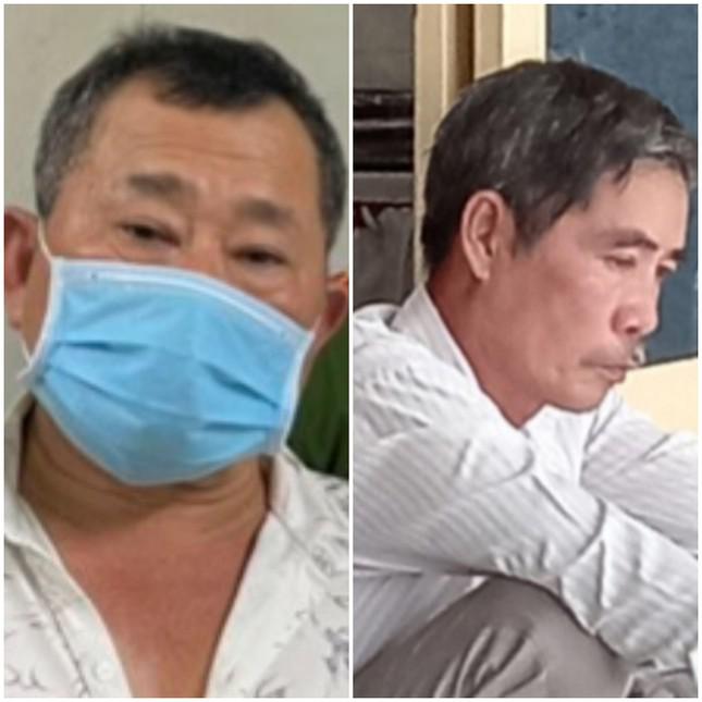 Đối tượng Dương Văn Hoàng (đeo khẩu trang) và Lê Tấn Hảo.