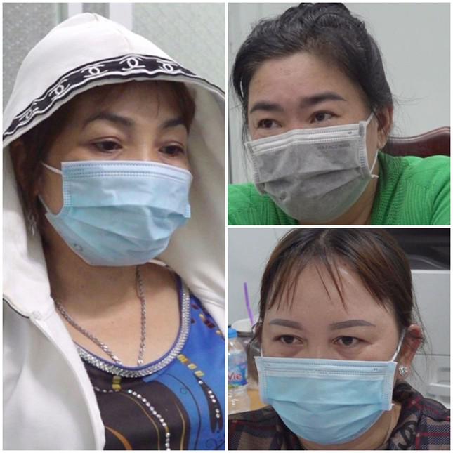 Các đối tượng Lương Thị Kim Khá (áo trắng), La Thị Hồng Yến (áo xanh) và Trương Thị Bích Hạnh.