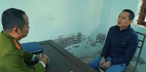 Điều tra viên lấy lời khai đối tượng