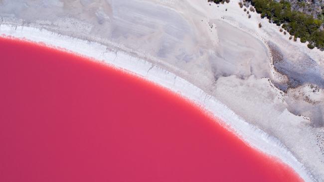Hồ Hillier, Esperance - Tây Úc: Ngồi trên máy bay du lịch lướt trên mặt hồ là cách tốt nhất để thưởng thức hồ nước màu hồng tuyệt đẹp nằm trên đảo Middle, ngoài quần đảo Recherche này. 
