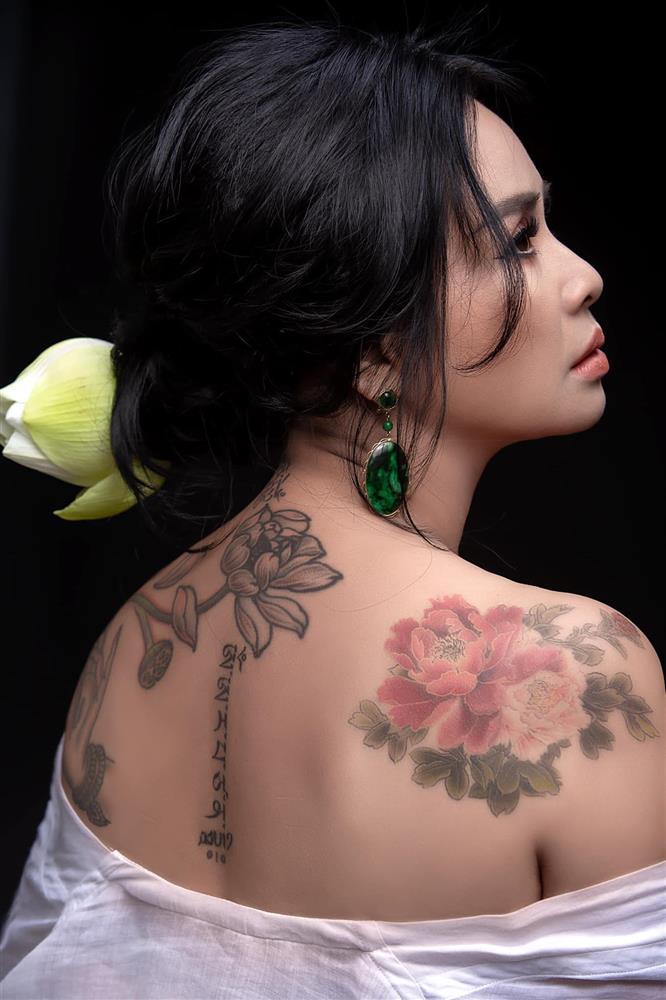 Thanh Lam, hình xăm bí ẩn, lưng trần
Thiết kế hình xăm trên lưng của Thanh Lam là một điều bí ẩn và hấp dẫn. Hãy khám phá những tác phẩm của cô nghệ sĩ này và tìm hiểu câu chuyện đằng sau những chú vẹt đầy màu sắc trên lưng trần.