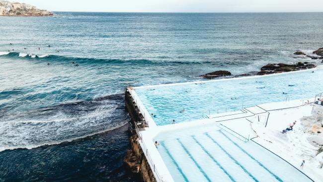 Bondi - New South Wales: Khi đứng trên núi băng Bondi vào buổi sáng mùa hè, nhấm nháp một tách cà phê và ngắm những người lướt ván đang bắt sóng, bạn sẽ cảm thấy thật sự thỏa mãn. 
