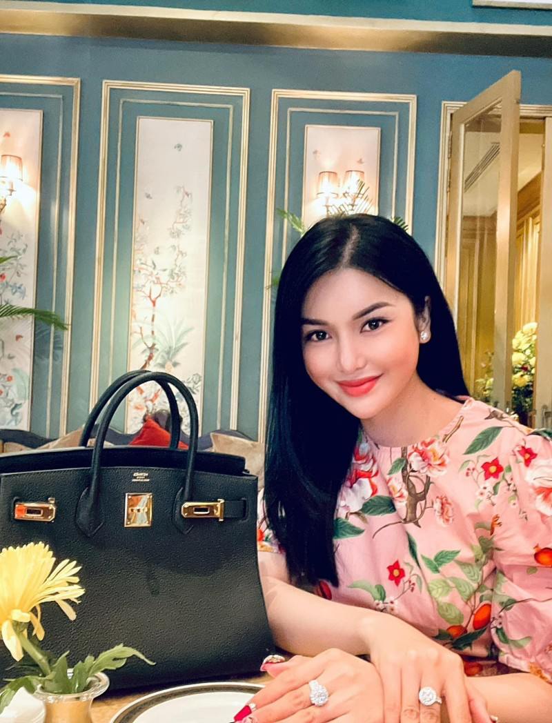 Cô có niềm đam mê với túi hiệu và kim cương.