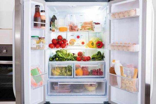 Người phụ nữ bị ung thư dạ dày, 3 loại thực phẩm để lâu trong tủ lạnh này là thủ phạm - 1