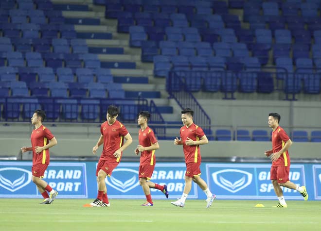 Trực tiếp bóng đá Việt Nam - Indonesia: Tuấn Anh đá cặp Quang Hải ở giữa sân - 10