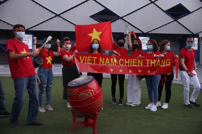 ĐT Việt Nam săn vé World Cup: Fan ở UAE háo hức vào sân tiếp lửa thầy trò ông Park - 11