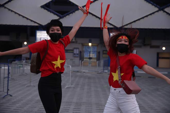 ĐT Việt Nam săn vé World Cup: Fan ở UAE háo hức vào sân tiếp lửa thầy trò ông Park - 8