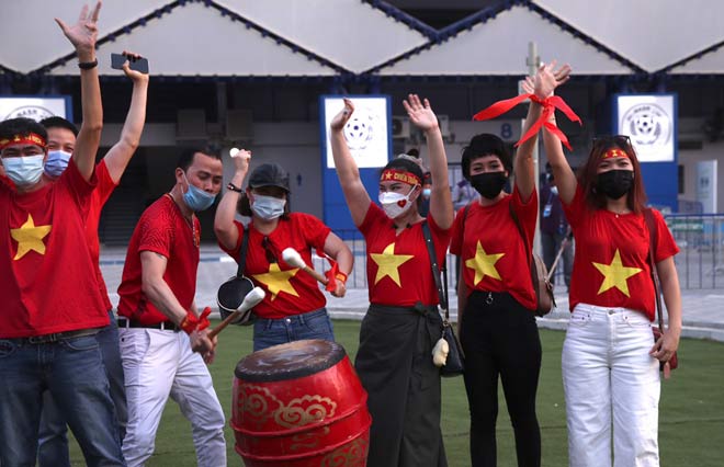 ĐT Việt Nam săn vé World Cup: Fan ở UAE háo hức vào sân tiếp lửa thầy trò ông Park - 10