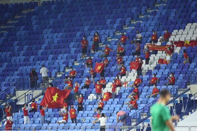 ĐT Việt Nam săn vé World Cup: Fan ở UAE háo hức vào sân tiếp lửa thầy trò ông Park - 15