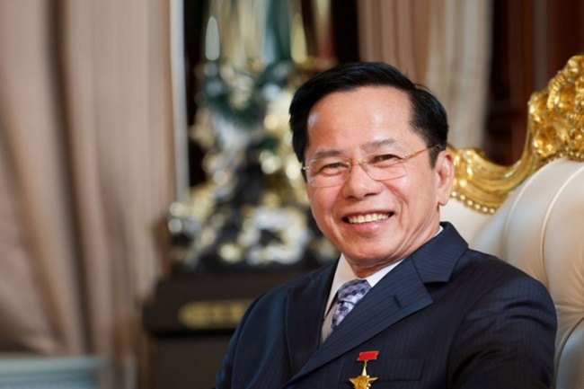 Vị doanh nhân này đã ủng hộ quỹ vắc xin của Việt Nam tại Lễ ra mắt Quỹ Vaccine phòng, chống COVID-19, số tiền 500 tỷ đồng. 
