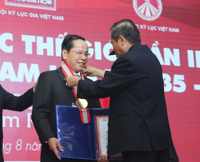 Ông Lê Văn Kiểm - bà Trần Cẩm Nhung lập Công ty TNHH Huy Hoàng, là nền tảng cho tập đoàn KN sau này.
