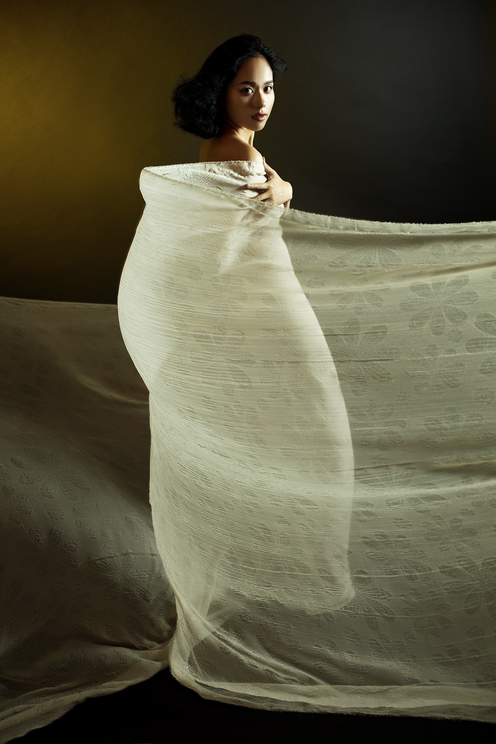 Hoàng Quyên hoá nàng Eva trong vườn địa đàng - 1