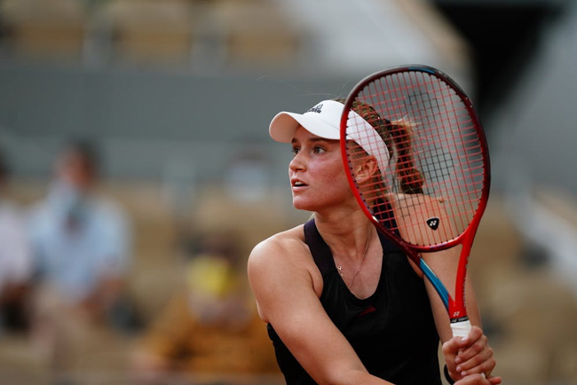 Elena Rybakina là tay vợt chưa được chú ý nhiều trước khi giải Roland Garros diễn ra, song sau khi hạ Serena Williams tại vòng 4, cô gái 21 tuổi trở thành một trong những hiện tượng của giải đấu. 
