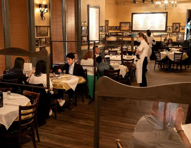 Nhà hàng ở bang New York (Mỹ) đã được mở cửa đón khách dù vẫn duy trì hạn chế số lượng khách. Ảnh: NYT