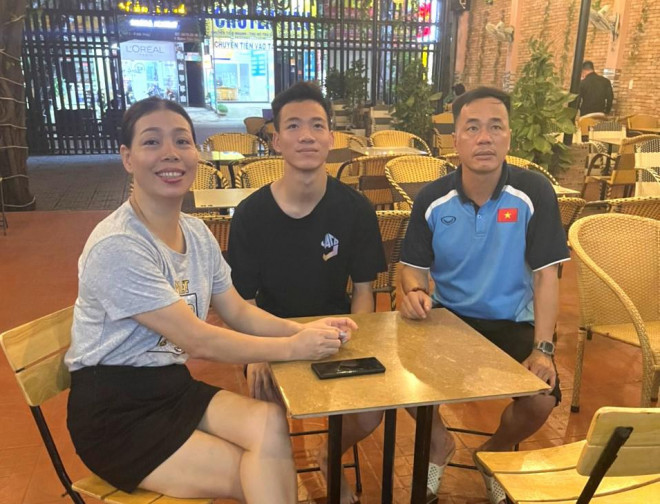 Bố mẹ và em trai cầu thủ Tiến Linh. Ảnh: T.Q