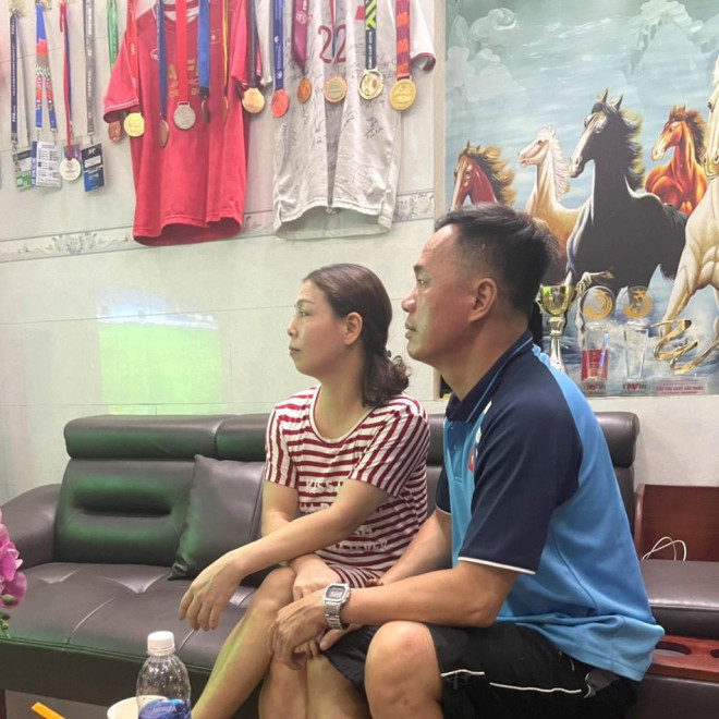 Ông Quyền cùng vợ theo dõi con trai và đội tuyển Việt Nam thi đấu. Ảnh: T.Q