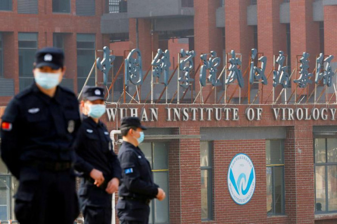 Lực lượng an ninh bảo vệ Viện Virus học Vũ Hán khi nhóm điều tra nguồn gốc COVID-19 của Tổ chức Y tế Thế giới (WHO) đang kiểm tra thực địa. Ảnh: Reuters