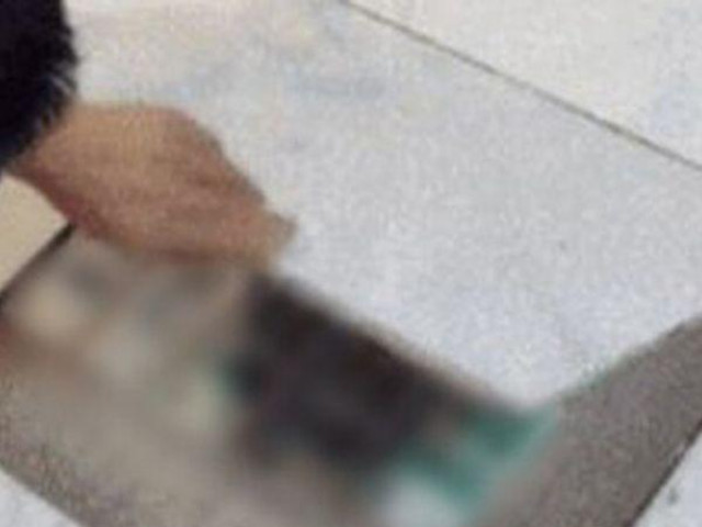 Phi thường - kỳ quặc - Đang lau nhà thì phát hiện viên gạch "lạc loài", vợ bắt chồng cạy lên rồi "giận tái mặt" vì thứ đặt bên dưới