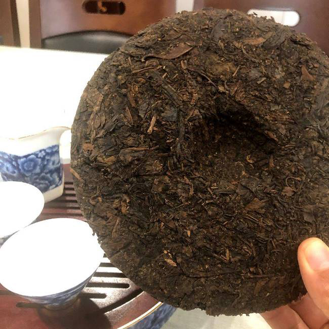 “Với kho trà Phổ Nhĩ này, sau khi những nghệ nhân sản xuất, chế biến, họ đã đóng cửa kho và căn dặn một người dân tộc Dao rằng: Nếu họ không trở lại thì sau 20 năm mới được mở kho và được quyền sử dụng” - chủ nhân kho trà kể.
