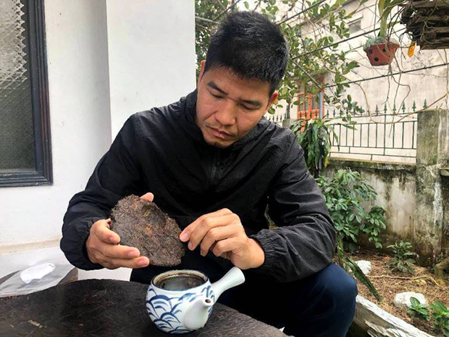 “Trong lần chinh phục đỉnh Tây Côn Lĩnh để nghiên cứu về những cây chè cổ thụ, tôi tình cờ gặp người Dao này và cũng đúng thời điểm mở kho”, anh cho biết thêm. Hiện anh đang sở hữu kho trà với 5&nbsp;nghìn bánh trà Phổ Nhĩ được sản xuất, đóng gói từ năm 1999, tức là có niên đại đã 21 năm.
