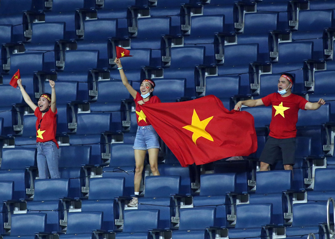 CĐV nữ ở UAE thả tim ăn mừng ĐT Việt Nam tưng bừng hạ Indonesia - 3