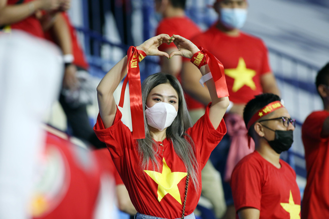 CĐV nữ ở UAE thả tim ăn mừng ĐT Việt Nam tưng bừng hạ Indonesia - 5
