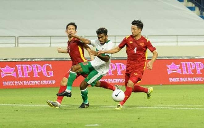 Các tiền đạo của Indonesia bị hàng thủ Việt Nam khóa chặt