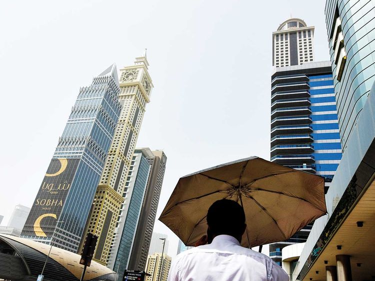 Bước ra ngoài trời nắng nóng kỷ lục ở Dubai khi vừa ngồi điều hòa nhiệt độ có thể gây tổn hại sức khỏe.