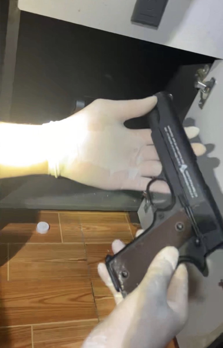 Vật kim loại hình súng thu giữ tại nhà Duyên.