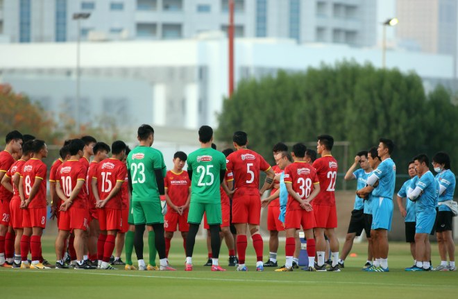 19h tối ngày 8/6 (giờ UAE), thầy trò HLV Park Hang Seo tiếp tục ra sân tập luyện ở thành phố Dubai để chuẩn bị cho trận đấu với Malaysia vào ngày 11/6. Trước khi bước vào buổi tập, ông Park nói chuyện khá lâu với toàn bộ các thành viên trong ĐT Việt Nam.